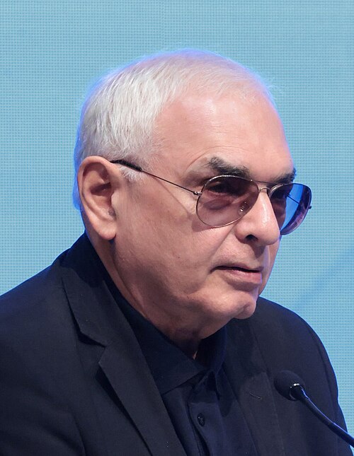 Карен Шахназаров — советский и российский кинорежиссёр, сценарист, кинопродюсер и общественный деятель