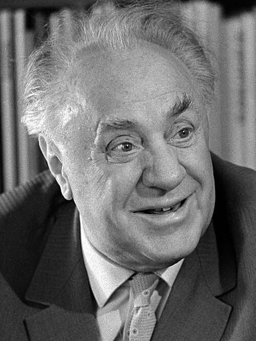 Михаил Жаров — русский и советский актёр, режиссёр театра и кино, общественный деятель